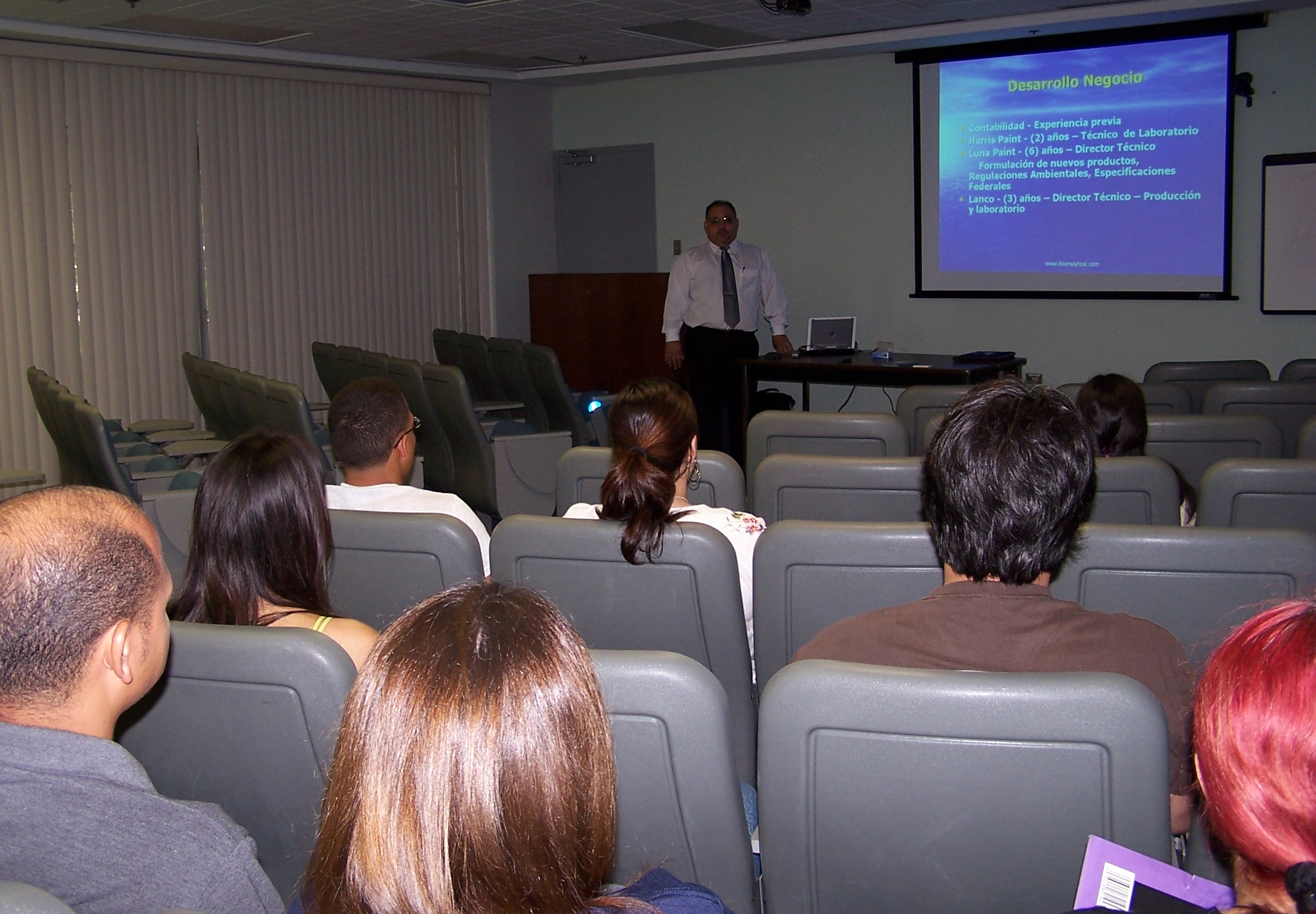 Lcdo Roberto Cordero en Seminario Departamento de Quimica